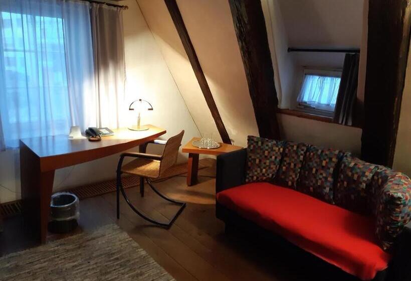 Номер Стандарт, Schiefes Haus