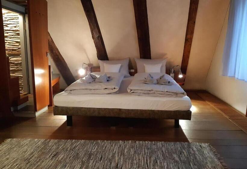 Номер Стандарт, Schiefes Haus