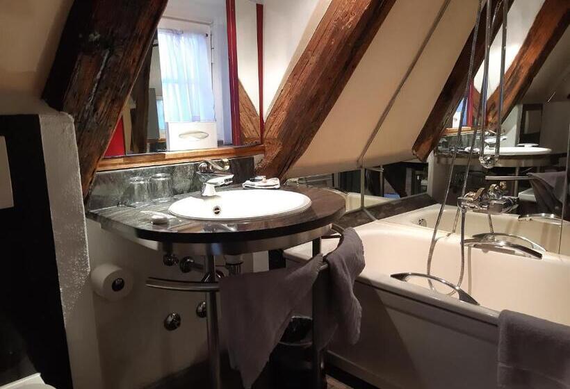 Номер Стандарт, Schiefes Haus