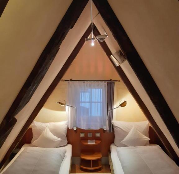 Номер Стандарт, Schiefes Haus