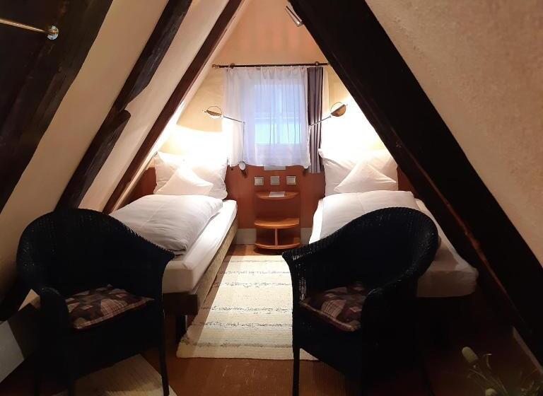 스탠다드 룸, Schiefes Haus