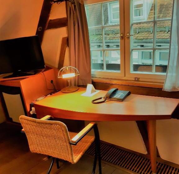 Стандартный Номер Кровать Кинг, Schiefes Haus