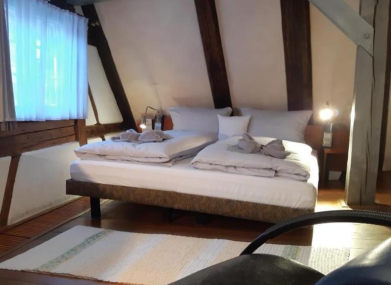 Стандартный Номер Кровать Кинг, Schiefes Haus