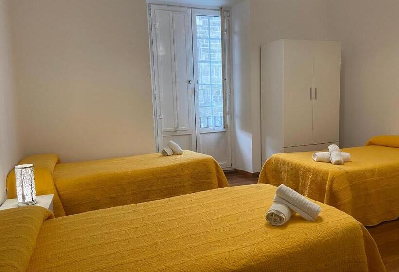 חדר סטנדרט לשלושה, Pensión Hedrass