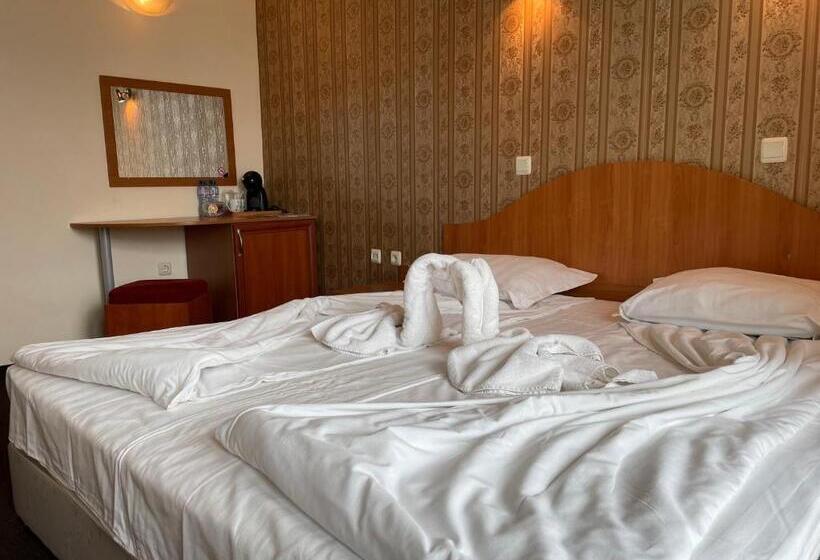 Номер Superior с Балконом, Family Hotel Deykin