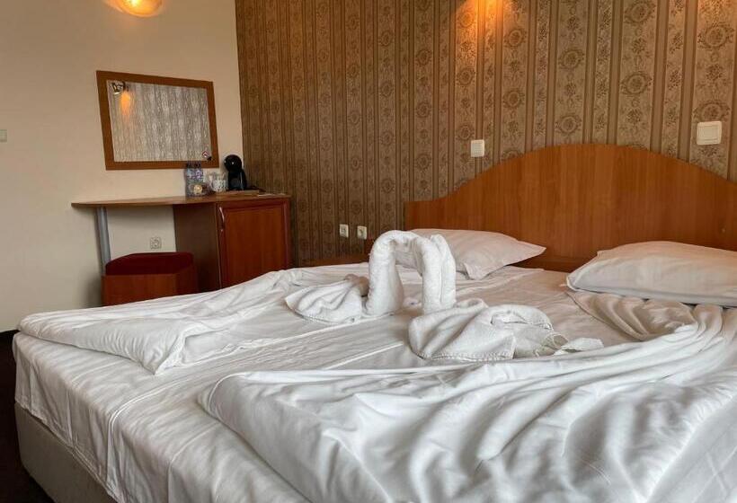 Номер Superior с Балконом, Family Hotel Deykin