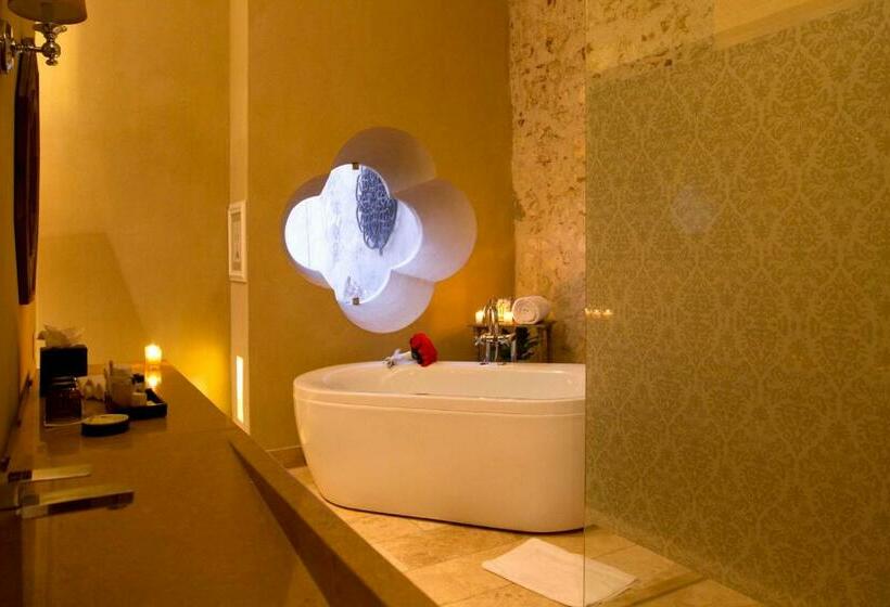 جناح مزوَّد بشرفة, Bastion Luxury