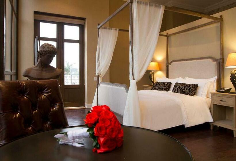 جناح مزوَّد بشرفة, Bastion Luxury