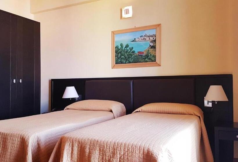 スタンダードトリプルルーム, Paclà