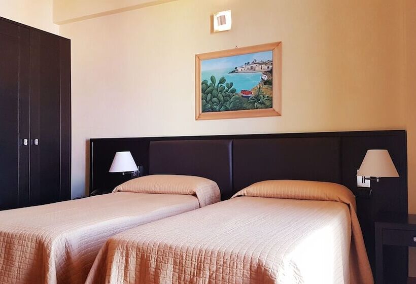 スタンダードトリプルルーム, Paclà