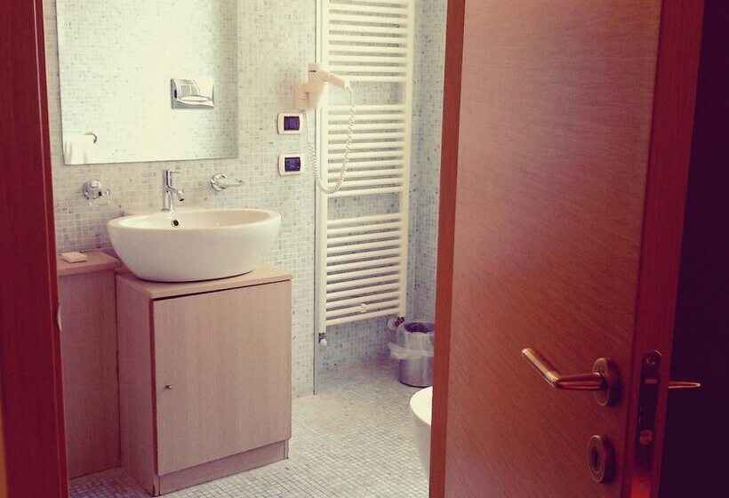 スタンダードトリプルルーム, Paclà