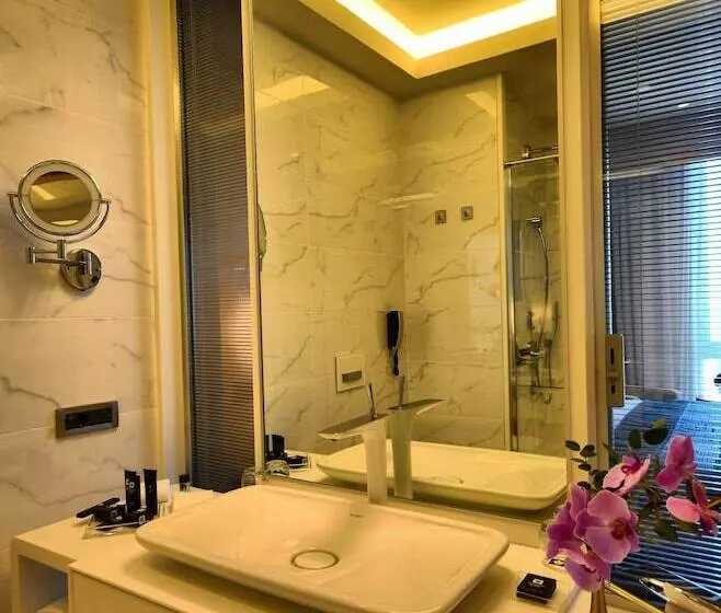 片側に海が見えるデラックスルーム, Wyndham Grand Istanbul Levent Hotel & Conference Center
