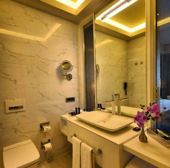 Номер Deluxe Вид на Море Боковой, Wyndham Grand Istanbul Levent Hotel & Conference Center