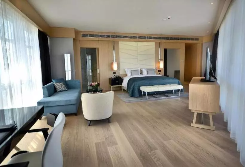 キングサイズベッドのスイートルーム, Wyndham Grand Istanbul Levent Hotel & Conference Center