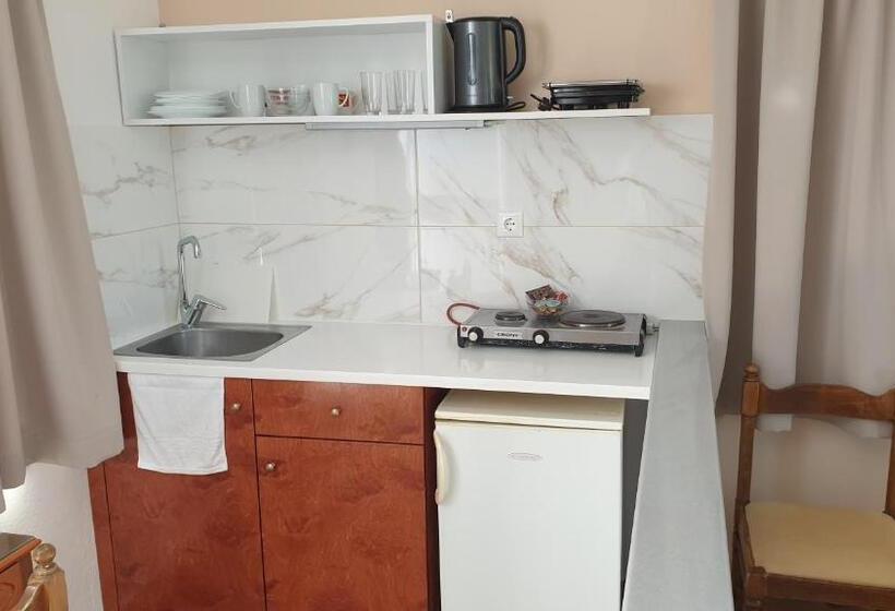 إستوديو قياسى, Miros Hotel Apartments