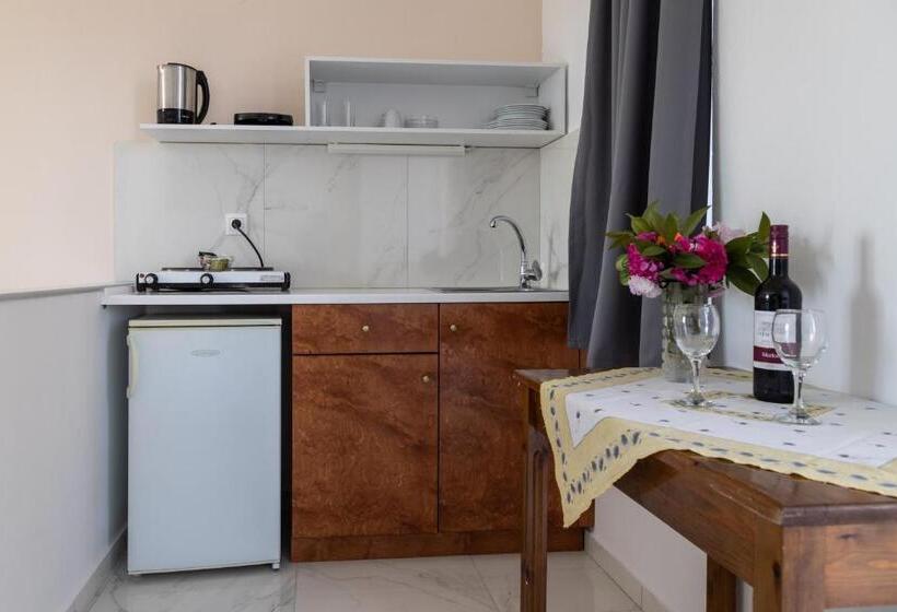 إستوديو قياسى, Miros Hotel Apartments