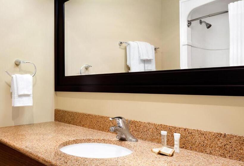 جناح, Super 8 By Wyndham Brockville