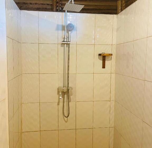 غرفة ديلوكس مطلّة علي البحر مزوَّدة بشُرفة, Maisara Mafia Beach Lodge