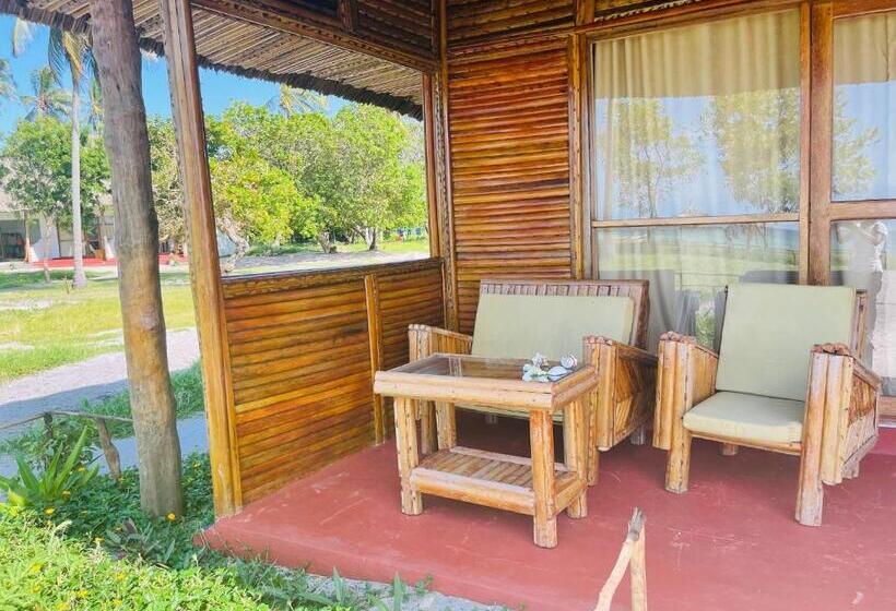 غرفة ديلوكس مطلّة علي البحر مزوَّدة بشُرفة, Maisara Mafia Beach Lodge