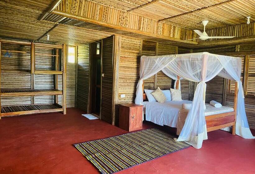 غرفة ديلوكس مطلّة علي البحر مزوَّدة بشُرفة, Maisara Mafia Beach Lodge