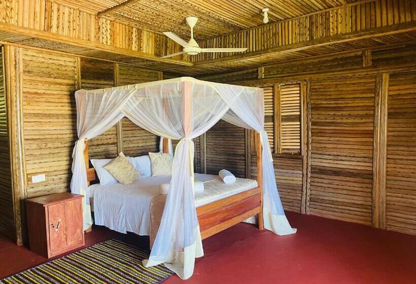 غرفة ديلوكس مطلّة علي البحر مزوَّدة بشُرفة, Maisara Mafia Beach Lodge