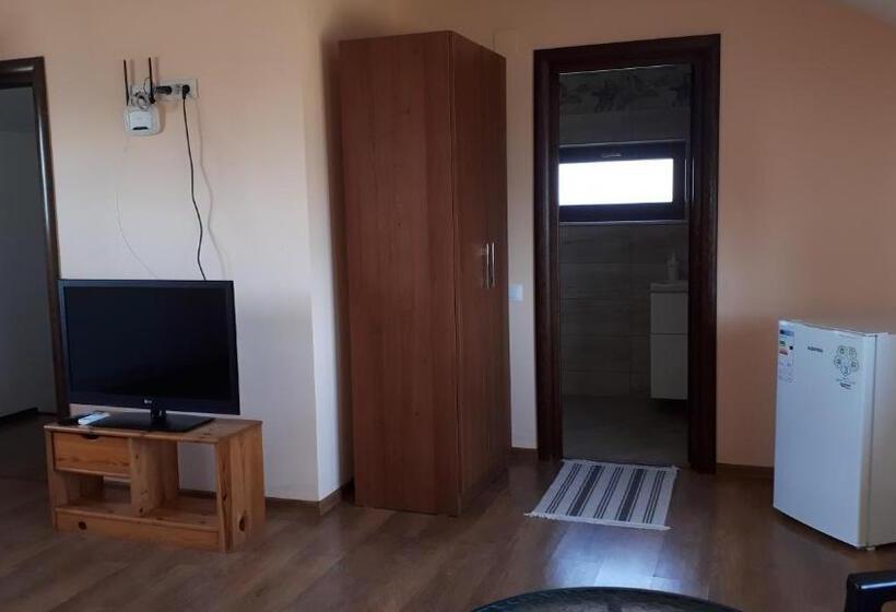 חדר משפחתי, Vila Livia