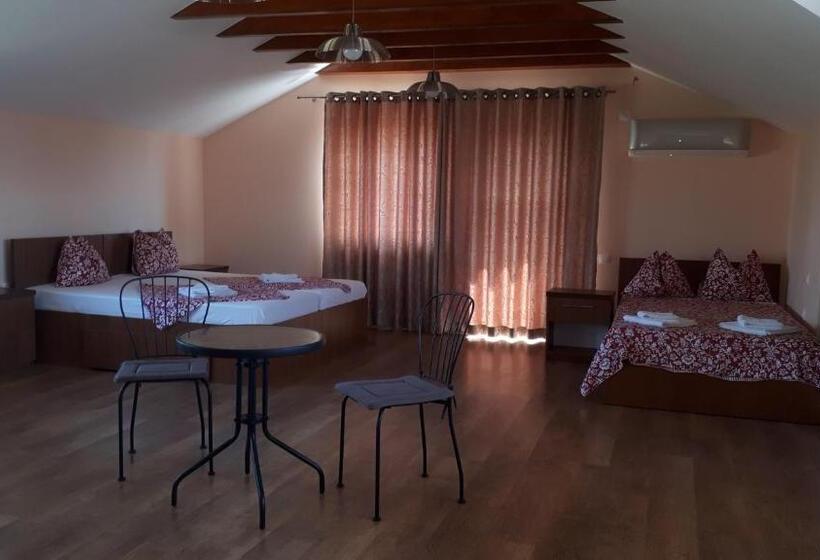 חדר משפחתי, Vila Livia