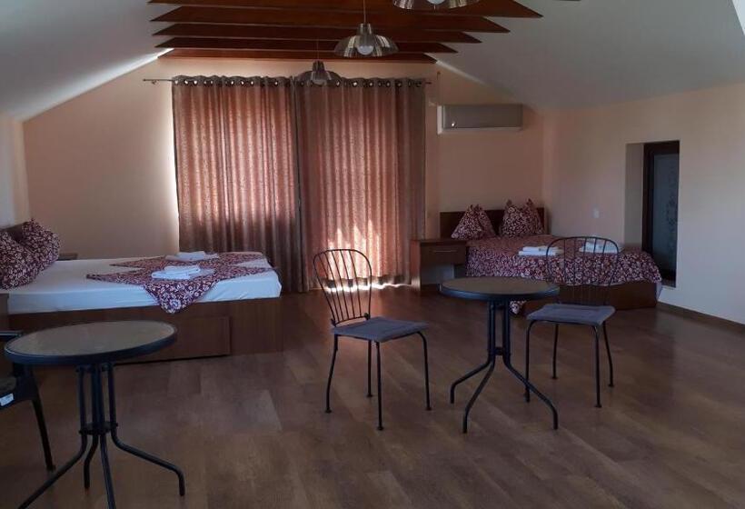 חדר משפחתי, Vila Livia