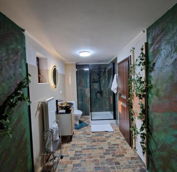 غرفة قياسية ثلاثية, Cabana Din Pădure