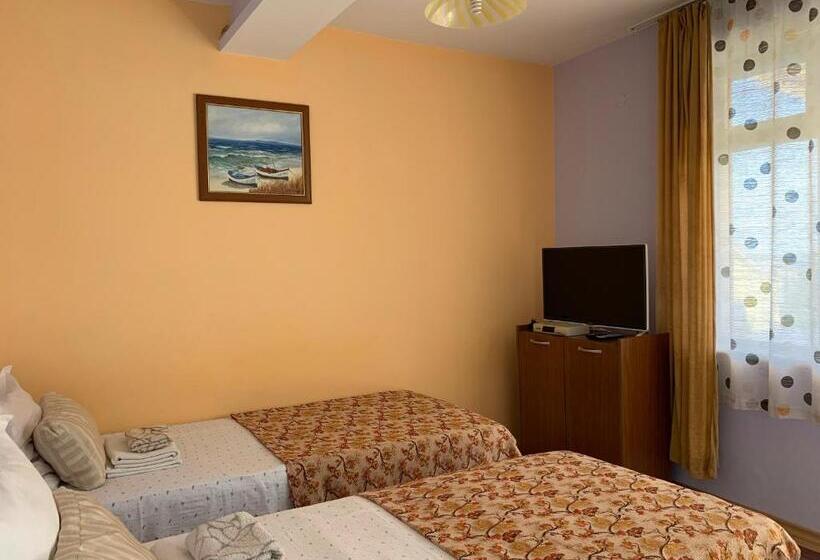 غرفة عائلية مطلّة علي البحر, Guest House “olesya”