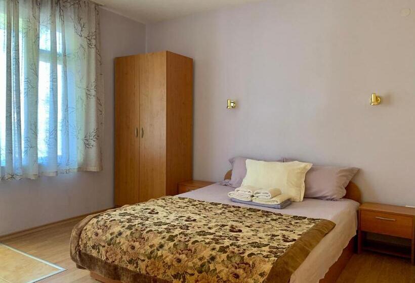 غرفة عائلية مطلّة علي البحر, Guest House “olesya”