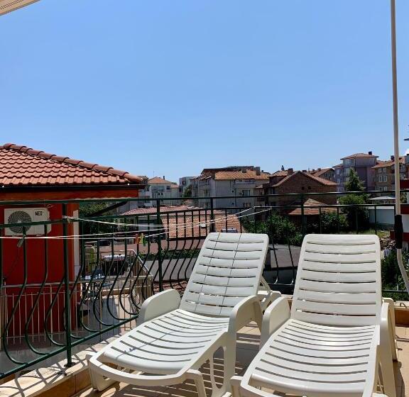 غرفة عائلية مطلّة علي البحر, Guest House “olesya”