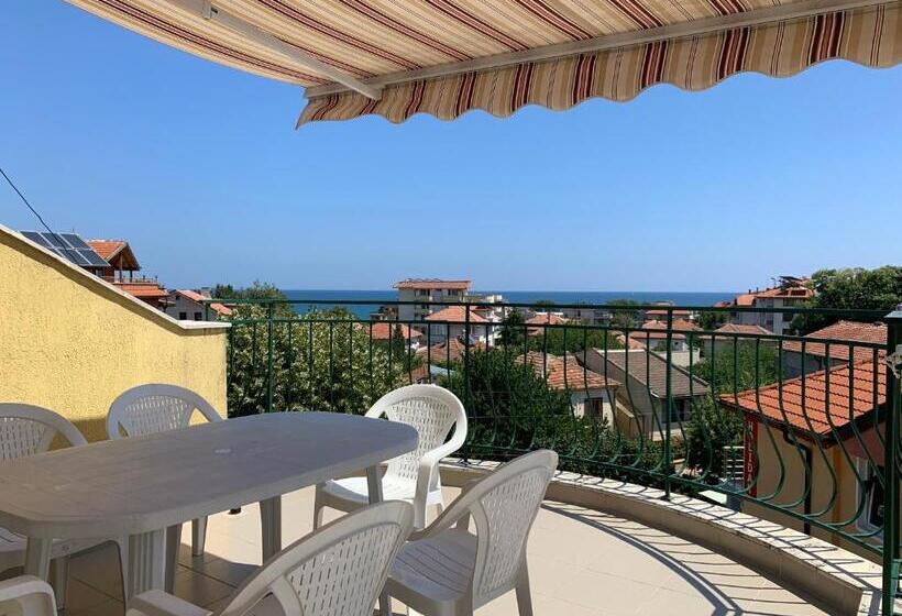 غرفة عائلية مطلّة علي البحر, Guest House “olesya”