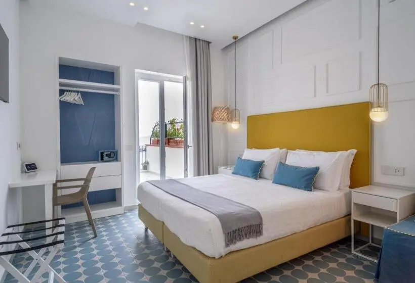 اتاق لوکس با چشم‌انداز دریا, Capri Marina Suite