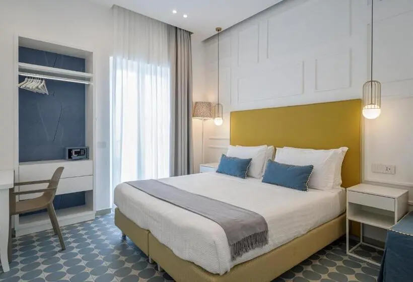 اتاق لوکس با چشم‌انداز دریا, Capri Marina Suite