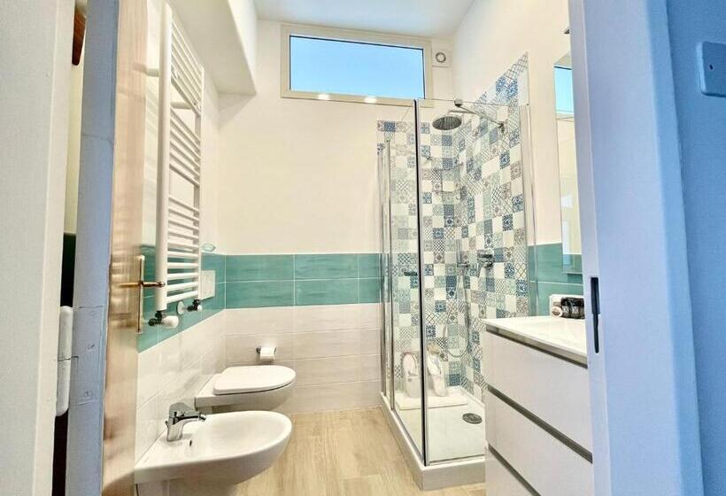 חדר סטנדרט לשלושה עם נוף לגינה, B&b Tina