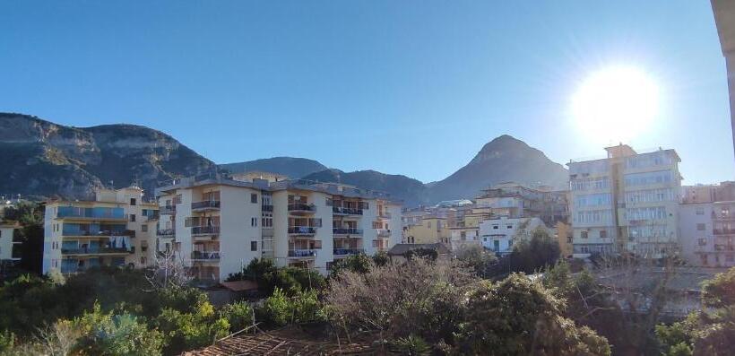 חדר סטנדרט לשלושה עם נוף לגינה, B&b Tina