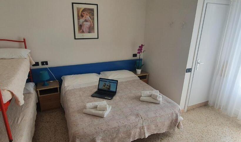 غرفة قياسية رباعية مزودة بشُرفة, Arix