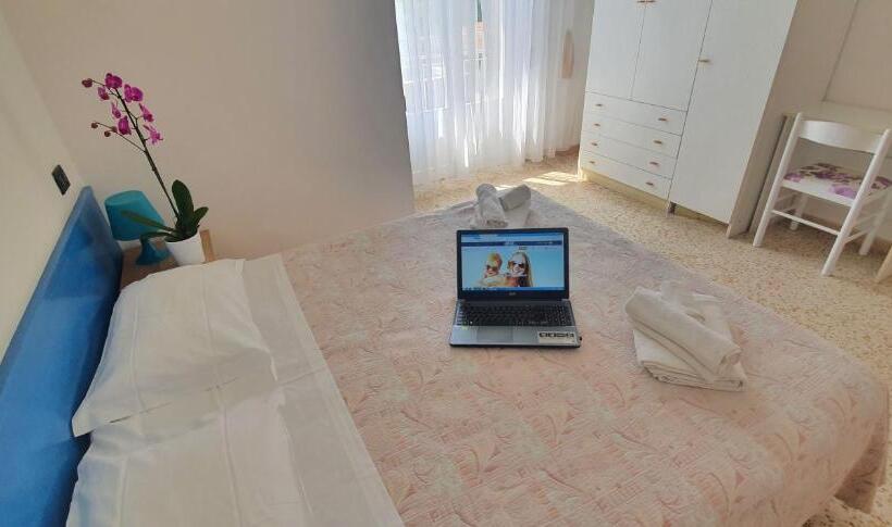 غرفة قياسية مطلّة علي البحر مزوَّدة بشُرفة, Arix