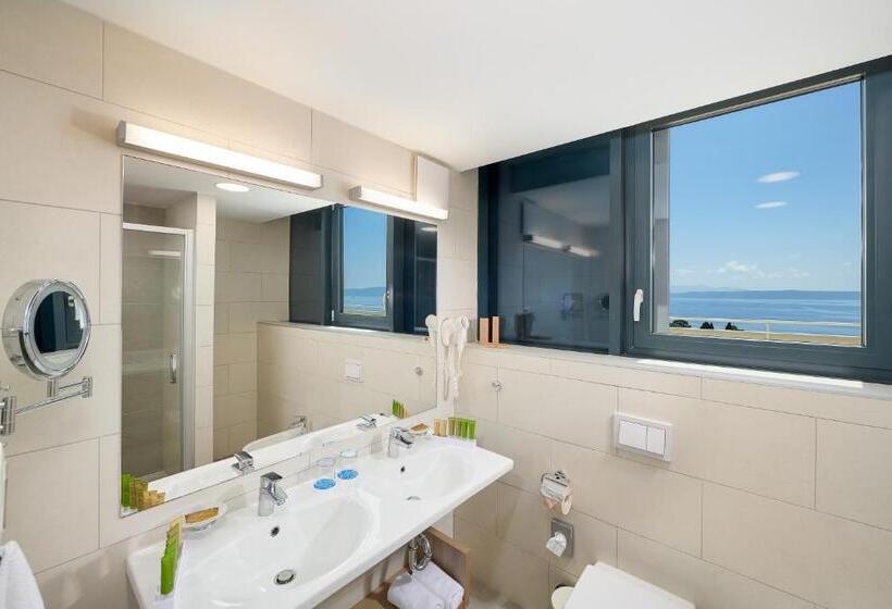 غرفة سوبيريور مطلّة علي البحر مزودة بشُرفة, Medora Auri Family Beach Resort