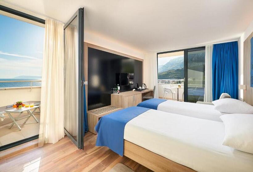 غرفة سوبيريور مطلّة علي البحر مزودة بشُرفة, Medora Auri Family Beach Resort