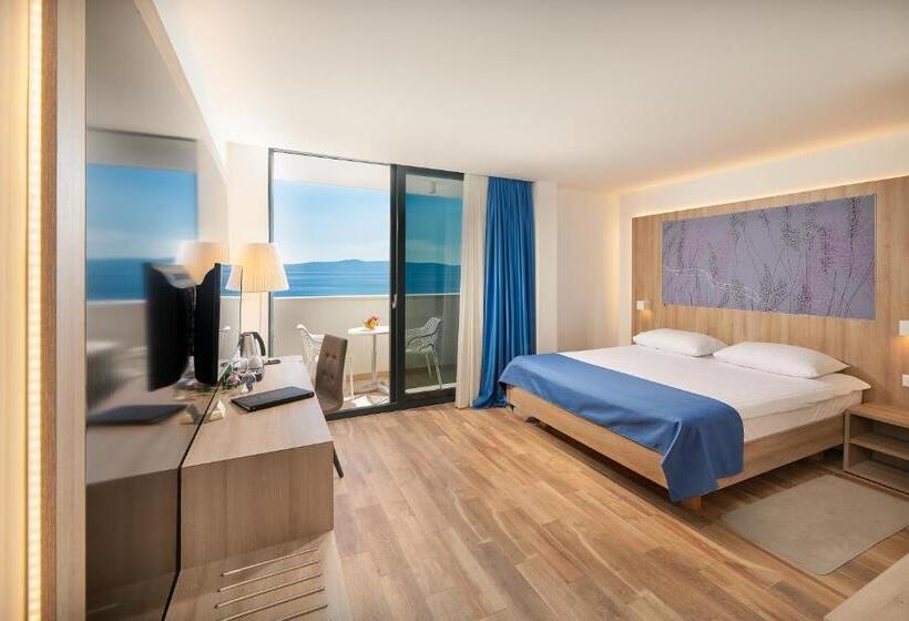 غرفة سوبيريور مطلّة علي البحر مزودة بشُرفة, Medora Auri Family Beach Resort