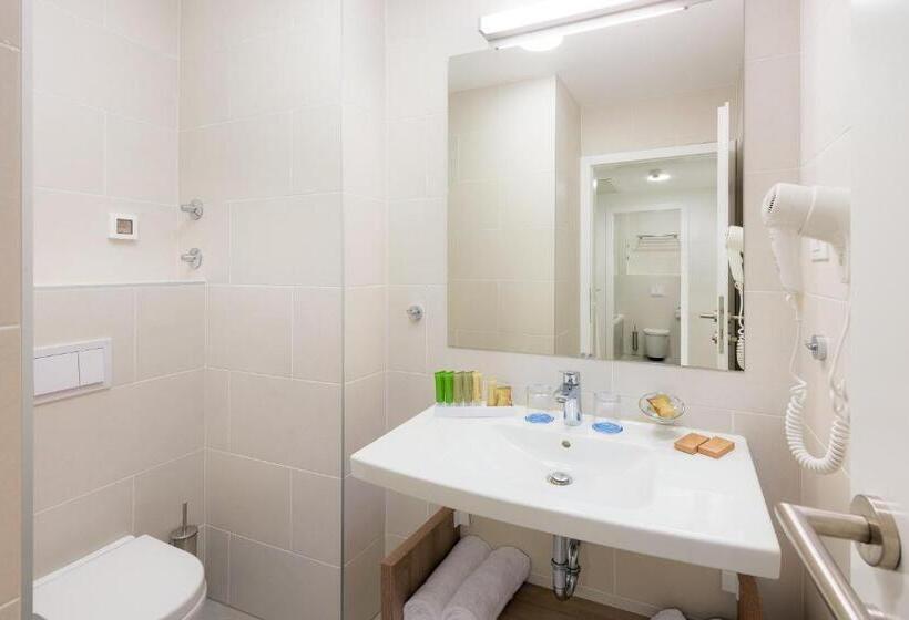 غرفة سوبيريور مطلّة علي البحر مزودة بشُرفة, Medora Auri Family Beach Resort