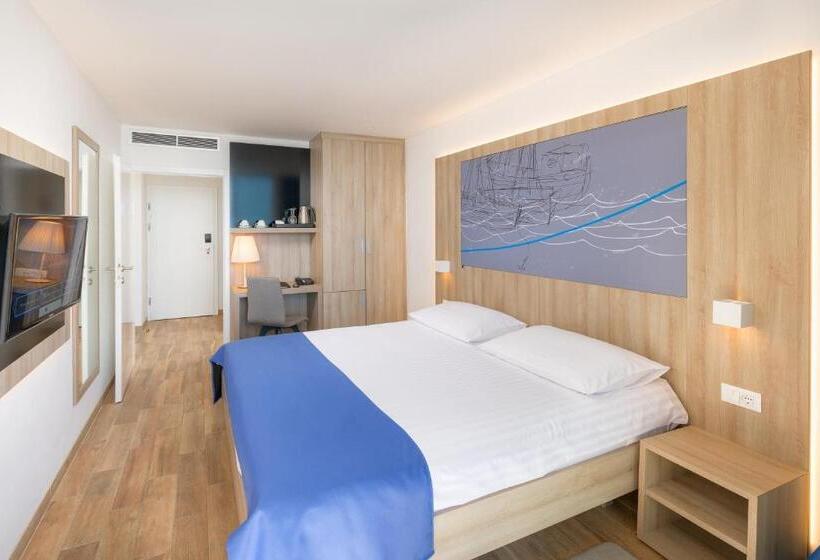 غرفة سوبيريور مطلّة علي البحر مزودة بشُرفة, Medora Auri Family Beach Resort