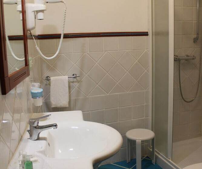 חדר אקונומי יחיד, Pisacane