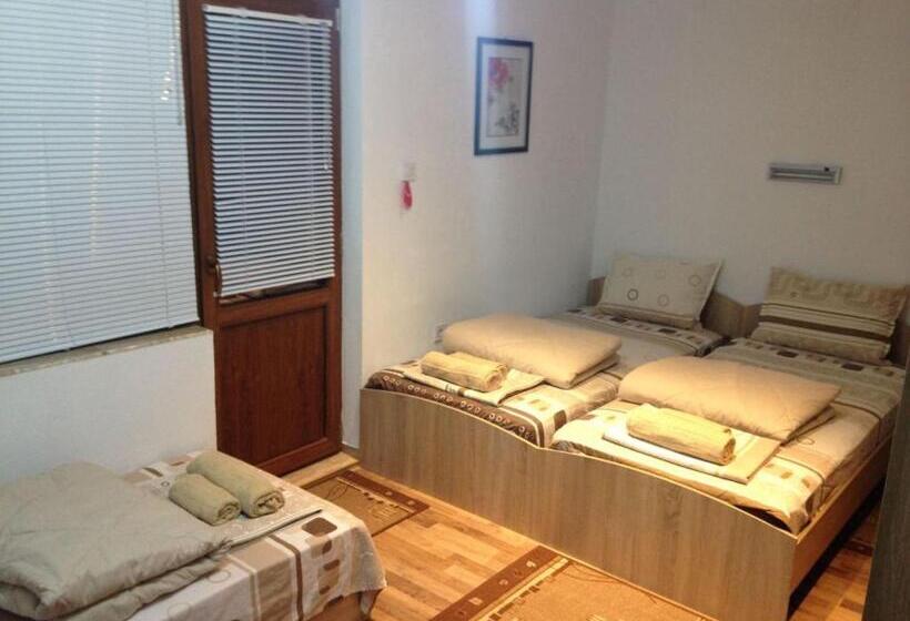 庭の見えるスタンダードトリプルルーム, роден край Homeland