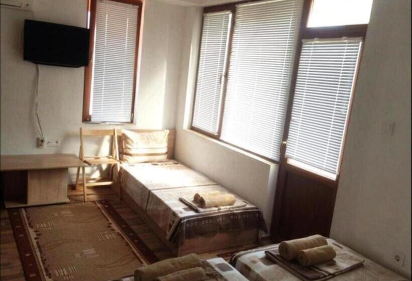 庭の見えるスタンダードトリプルルーム, роден край Homeland