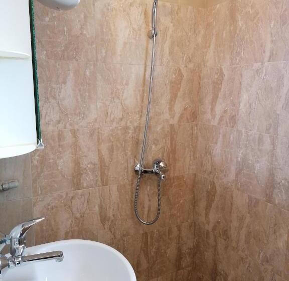 スタンダード4人部屋, роден край Homeland