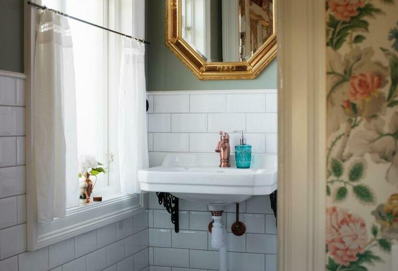 基本间, Strandflickornas Annex Gula Villan