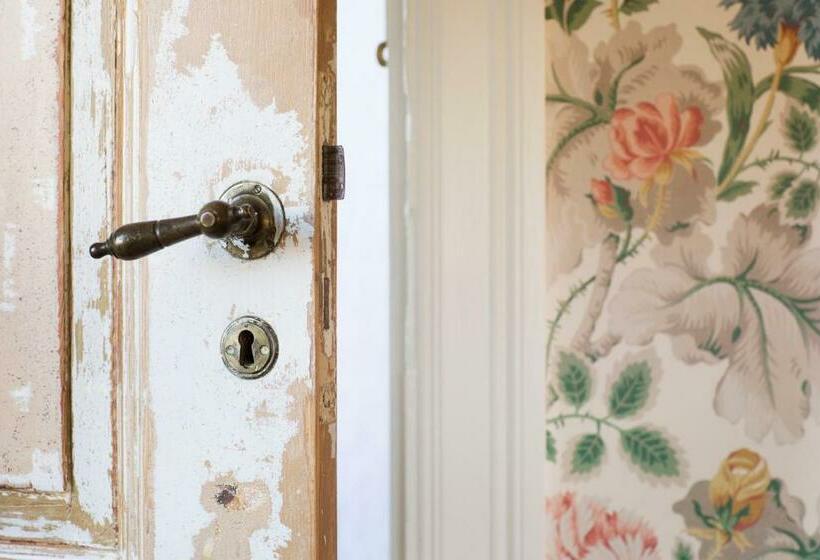 기본룸, Strandflickornas Annex Gula Villan